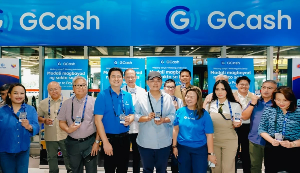 From left: LTFRB Chairperson, Vigor Mendoza II; BSP Deputy Governor, Mamerto Tangonan; GCash for Business Head, Jong Layug; DOTr Undersecretary, Ramon Reyes; DOTr Acting Secretary, Giovanni Lopez; DOTr Usec., Jonathan Ronulo; DOTr Usec., Steven Pastor; GCash Chief Compliance Officer, Cef Sison; Metro Mega Manila Consortium Transport Corp. Corporate Secretary, Sheryl Ong; DOTr Dir., Joshua Rodriguez; LTFRB Executive Director, Loumer Bernabe; and DOTr Spokesperson for Business Infrastructure, Maricar Bautista.