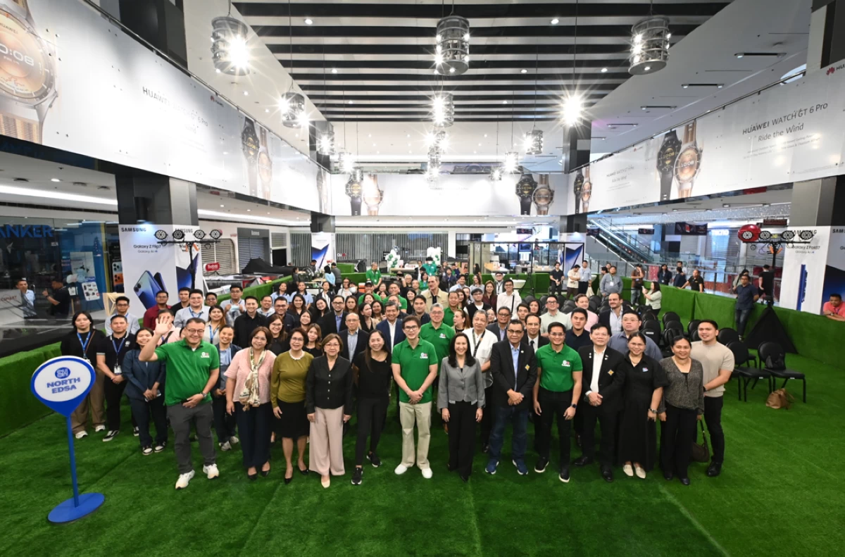 (Center in Green) SM Supermalls President Steven Tan is flanked by (immediate left in black) Atty. Sharon Garin, Secretary of the Department of Energy; Jaqueline Caancan, Assistant Secretary for Environment and Concurrent EMB Director, and (right in grey) Quezon City Mayor Joy Belmonte.