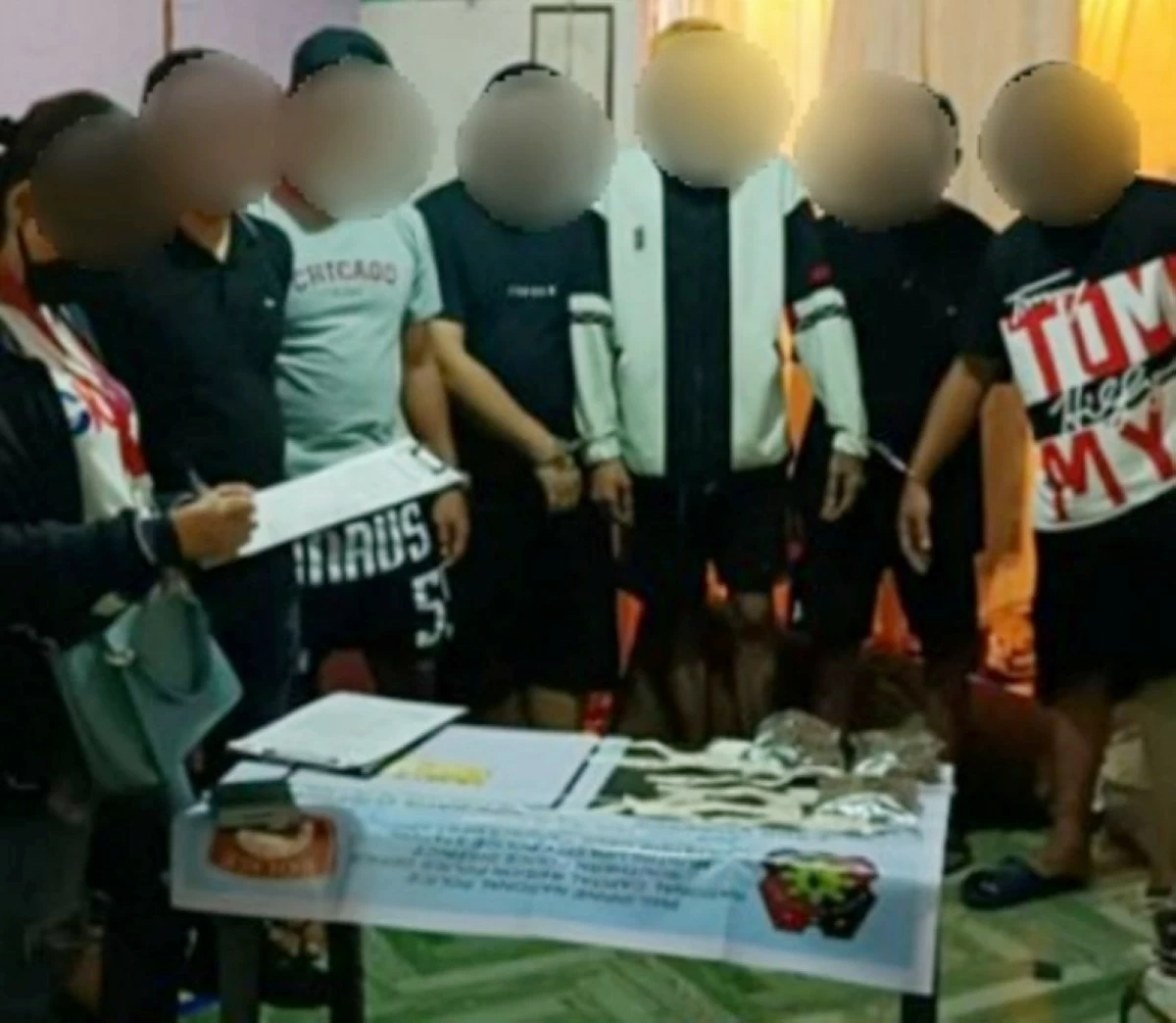 The Muntinlupa police with the suspects in Barangay Bayanan on Dec. 18 (Photo from Muntinlupa police / SPD)