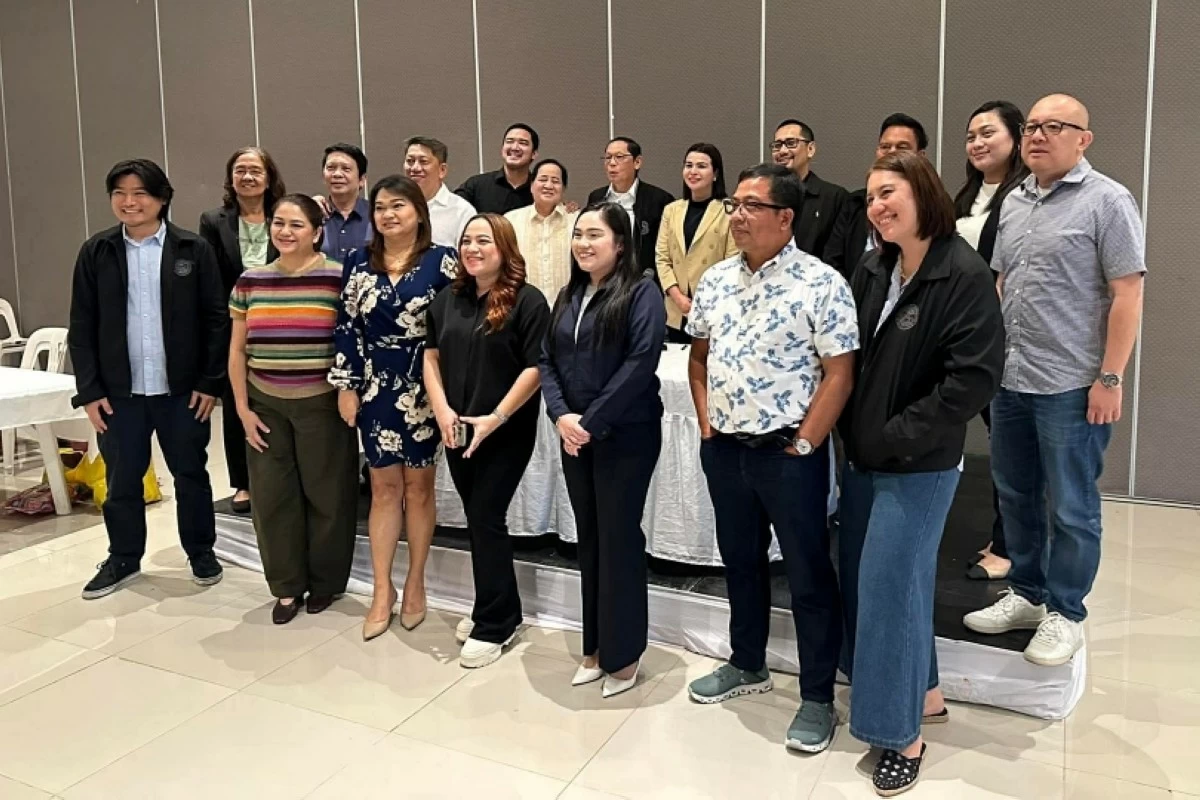 Muntinlupa Vice Mayor Stephanie Teves-Wong with councilors (Photo from the vice mayor's Facebook account) 