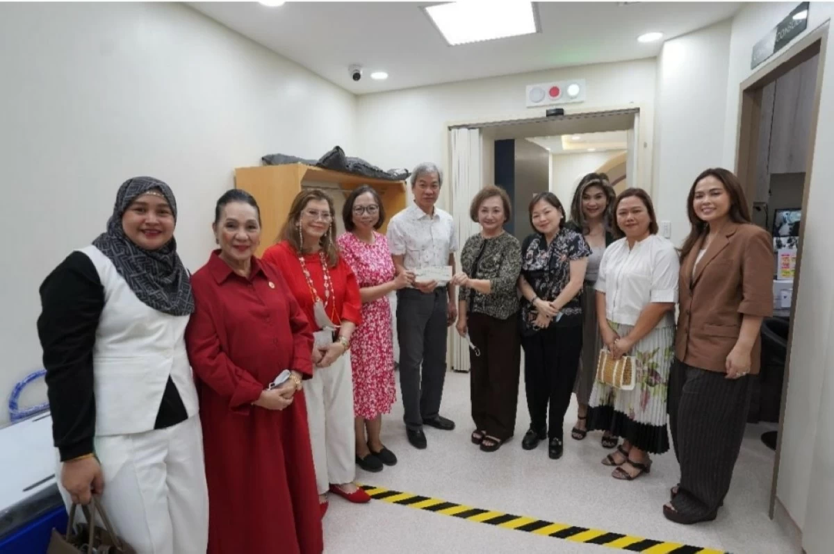 ‎From left, Representatives Dadah Ismula, Mila Magsaysay, AWLFI Co-President Representative Gina de Venecia, PGH Cancer Institute Chairman Dr. Ana Patricia Alcasabas, PGH Medical ‎Director Dr. Gerardo Legaspi, AWLFI co-President Representative Linabelle Villarica, Representatives ‎Flora Yatco, Laarni Roque, Shirlyn Banas-Nograles, and Marly Hofer-Hasim. Also present were
‎Representatives Queenie Gonzales and Sarah Elago.