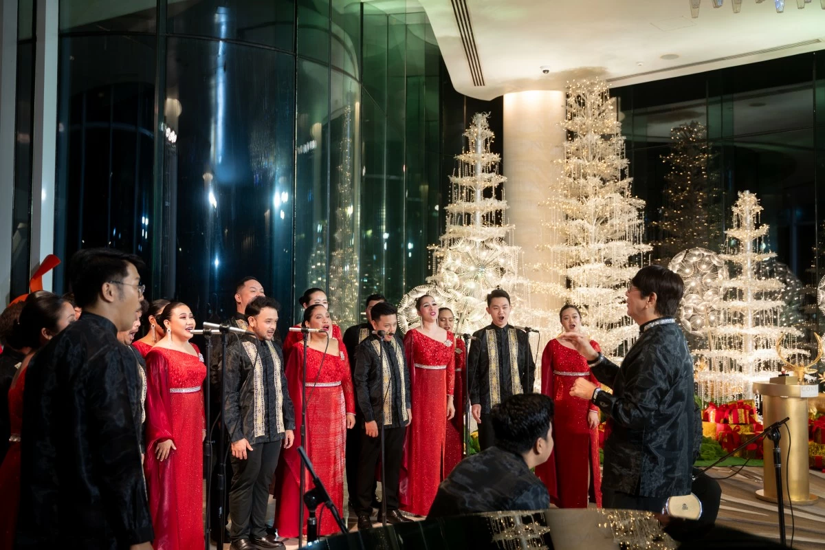 The UST Singers with choirmaster, Mr. Fidel Calalang, Jr.
