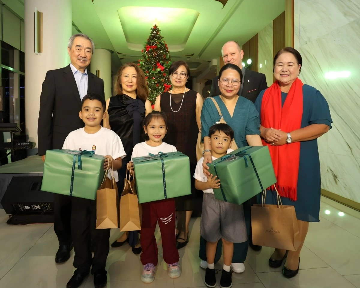From left: Mr. Hans Sy, Chairman of SM Prime Holdings Inc; Ms. Elizabeth Sy, President of SM Hotels and Conventions Corporation; Ms. Peggy Angeles, Executive Vice President of SM Hotels and Conventions Corporation; Mr. Nils Rothbarth, Lanson Place General Manager; Ms. Wilma Estaura, Lanson Place Director of People and Culture
Front Row: Students from The Philippine School for the Deaf