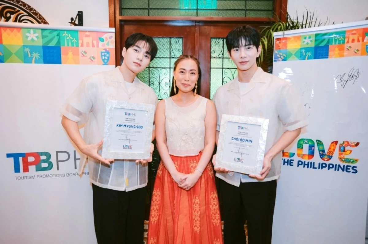 Tourism Promotions Board (TPB) Philippines Chief Operating Officer Maria Margarita Nograles (center) wiith Korean stars and new tourism ambassadors Kim Myung-soo (left) and Choi Bo-min (Photo courtesy of TPB)