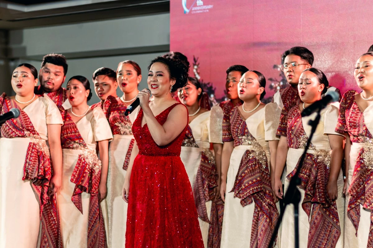 Beloved ballads and timeless Christmas music, performed by Myra Mae Meneses and the Holy Angel University Chorale under choirmaster Eric Robert Santos, filled the evening with festive cheer.