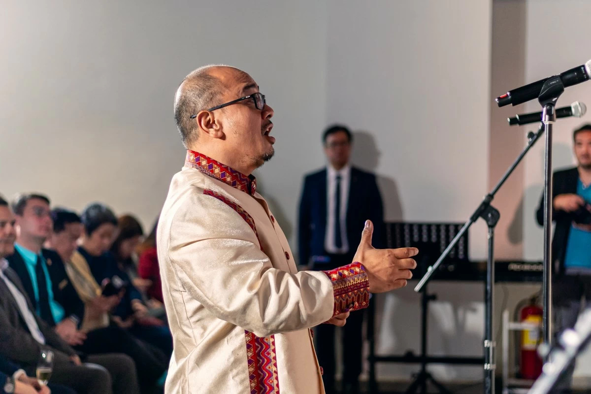 Beloved ballads and timeless Christmas music, performed by Myra Mae Meneses and the Holy Angel University Chorale under choirmaster Eric Robert Santos, filled the evening with festive cheer.