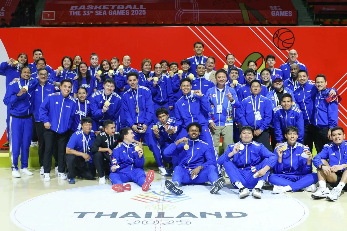 The Gilas Pilipinas Men and Women celebrate their gold medals at the 33rd Southeast Asian Games. (POC Media Pool)