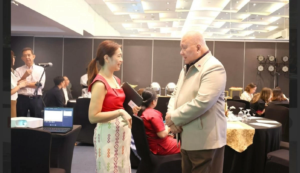 DOT’s Asec. Ina Zara-Loyola, conferring with Philippine Retirement Authority GM & CEO Bob Zozobrado.