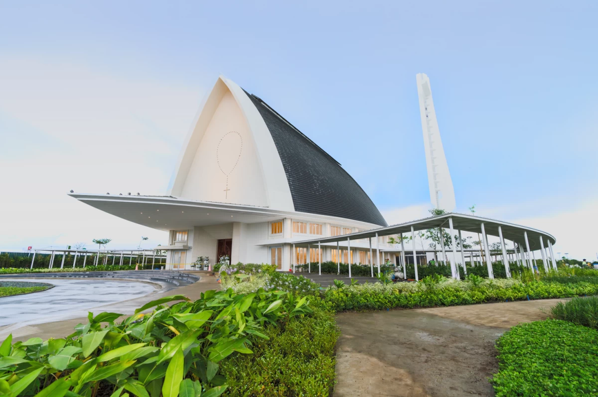 Our Lady of Mount Carmel Church stands as the spiritual and architectural heart of Evo City—a 1,000-seater sanctuary masterfully designed by Arch. Dominic Galicia. The design draws inspiration from the Vesica Piscis and the Rosary, symbols of faith and unity. 