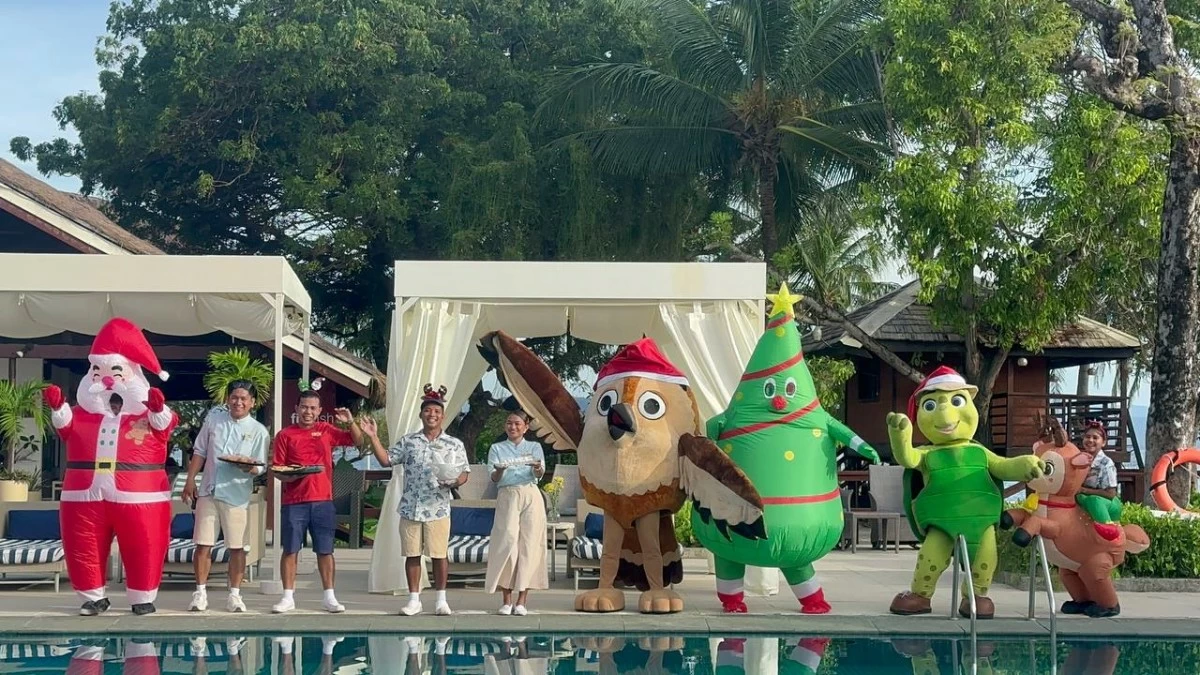 The Discovery Coron staff, also known as GEMs (Guest Experience Makers), ready to spread the holiday vibes