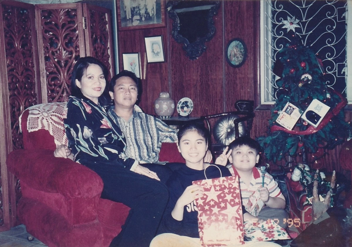 FAMILY ROOTS The author with his parents and only sister during a Christmas gathering at their Malabon home.