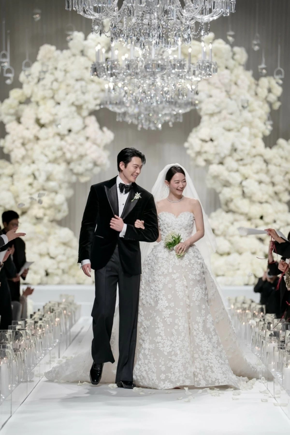 Korean stars Kim Woo-bin and Shin Min-a at their wedding on Dec. 20 at The Shilla Seoul hotel in Seoul (AM Entertainment) 
