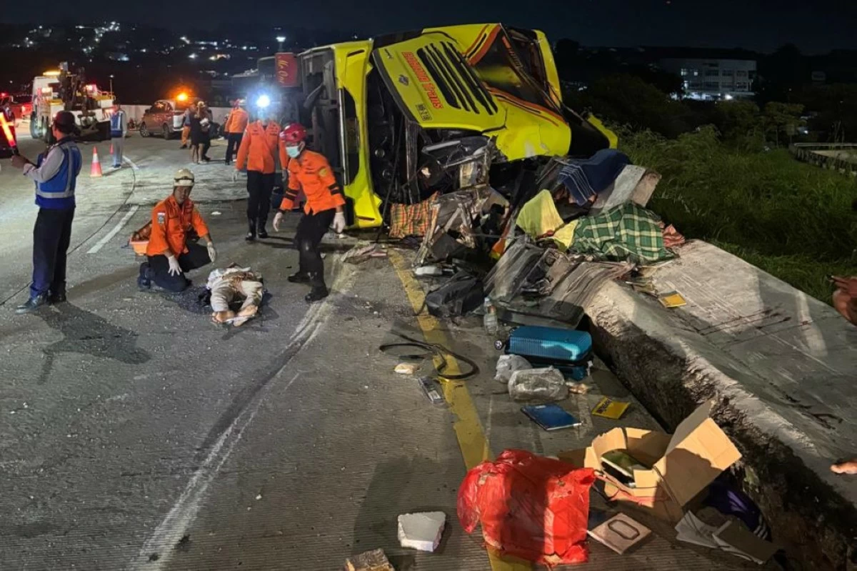 In this photo released by the Semarang Search and Rescue Office, rescuers tend to a victim of a deadly bus crash on a toll road in Semarang, Central Java, Indonesia, Monday, Dec. 22, 2025. (Semarang SAR Office via AP)
