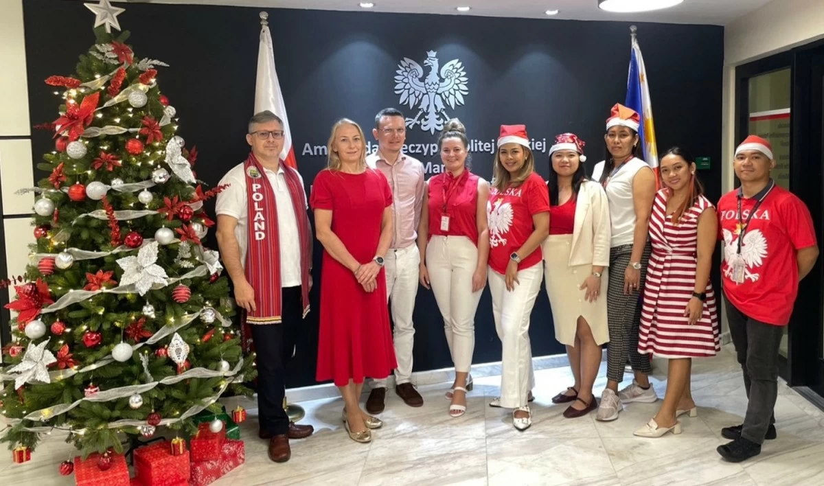 Chargé d'affaires a.i. Anna Krzak-Danel and her team by the Christmas tree