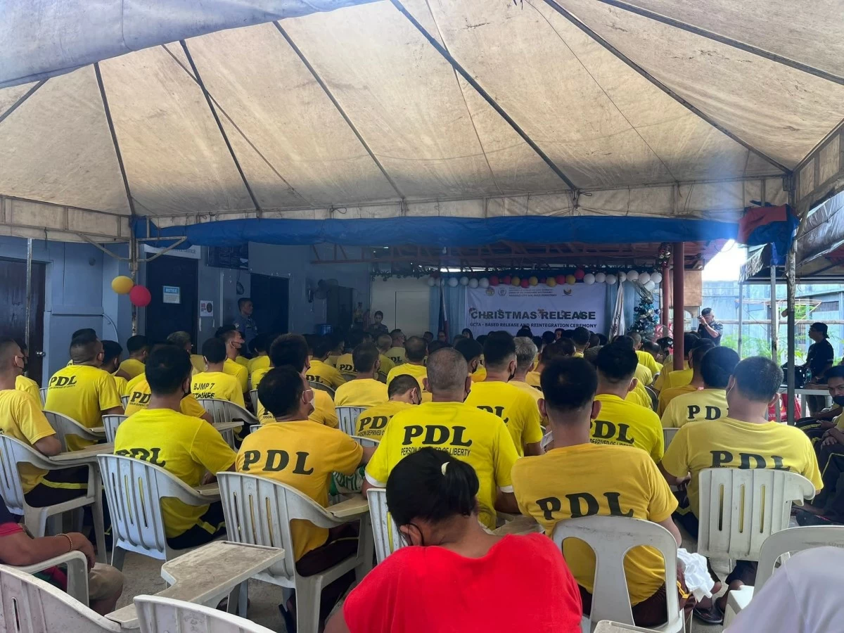 MORE than 100 inmates at the Mandaue City Jail attend a ceremony before they were released on Monday, Dec. 22. (Photo courtesy of MyTVCebu)
