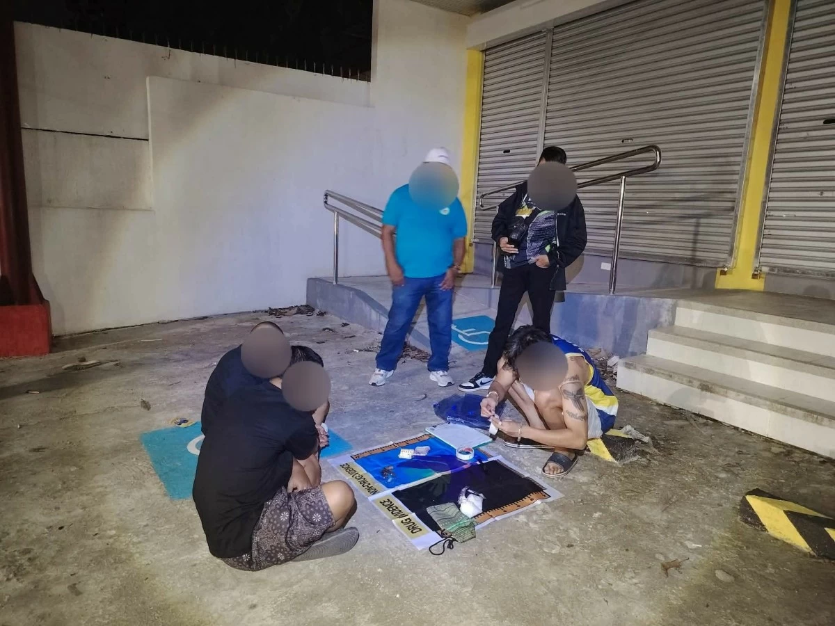 Authorities arrest two high-value individuals (in black shirts) and confiscate around 200 grams of suspected shabu worth P1.36 million. (Photos from Rizal PPO)
