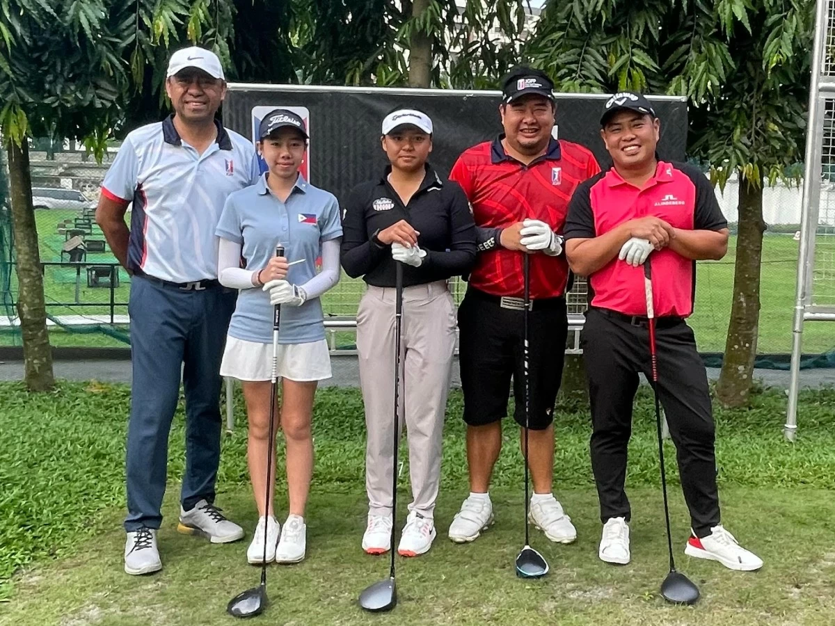 National team member Rianne Malixi shows full support to the program of the Junior Golf Foundation of the Philippines (JGFP) as she graces the Parent and Child Tournament and hits the ceremonial tee. With her are, from left, JGFP director and CAGC junior golf chief Ely Saludar, national team member Nicole Gan, JGFP president Oliver Gan and Mike Lim. (JGFP Photo)