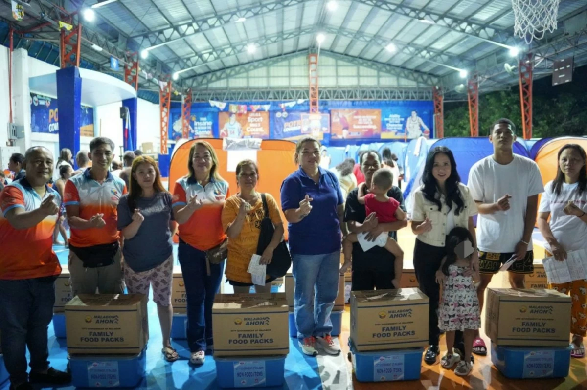 Mayor Jeannie Sandoval distributes relief assistance, including family food packs and non-food items, to residents affected by recent fire incidents in Barangays Concepcion and Potrero in Malabon City. (Photo from Malabon City LGU)