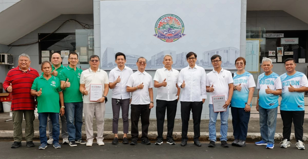Mayor John Rey Tiangco and officials from Barangays Bagumbayan South and North Bay Boulevard North. (Navotas PIO) 