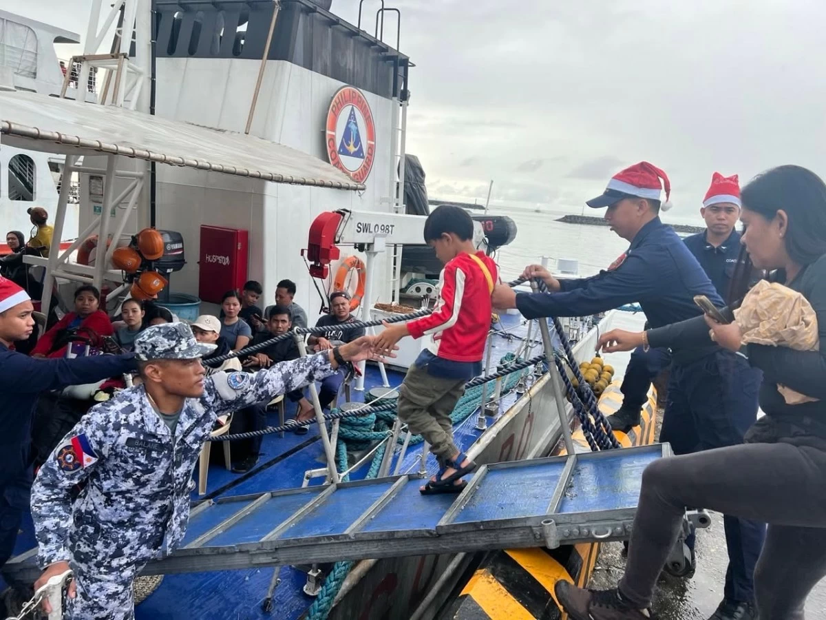 PCG deploys 2 ships to ferry stranded port passengers amid commercial vessel shortage
