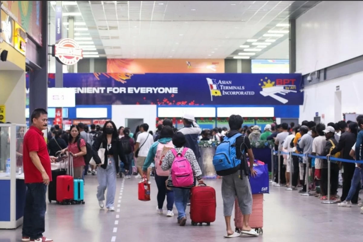 Passengers flock to the Batangas Port as more Filipinos rush to go to their home provinces to celebrate Christmas with families . (photo: PCG) 