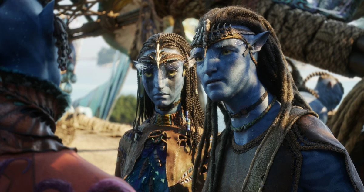 (L-R) Peylak (David Thewlis), Neytiri (Zoe Saldaña) and Jake Sully (Sam Worthington) in 20th Century Studios' AVATAR: FIRE AND ASH. Photo courtesy of 20th Century Studios. © 2025 20th Century Studios. All Rights Reserved.