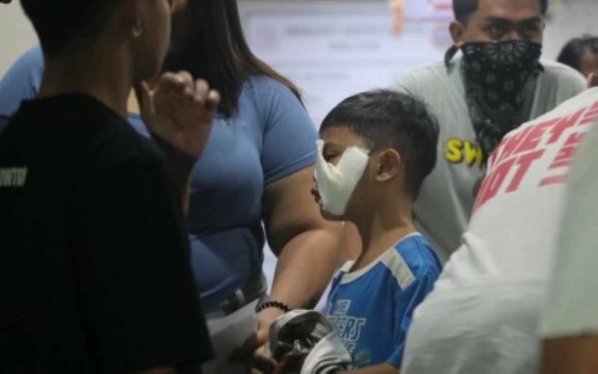 A child was treated at a hospital in Manila after sustaining injuries caused by firecrackers. (Photo from PNA)