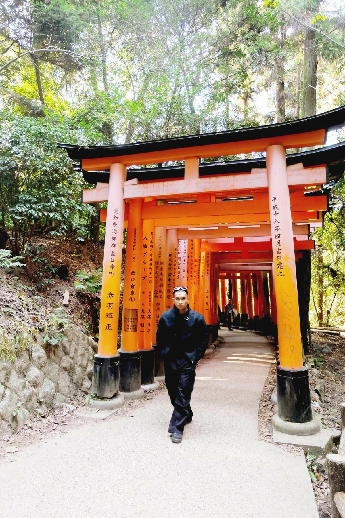THE AUTHOR at the entrance of Fushimi Inari Taisha.