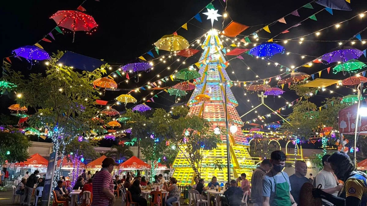 As the sun sets, the aroma of roasted barbecue fills the air, inviting families to extend their stay and enjoy an outdoor dinner amidst the park’s festive glow.