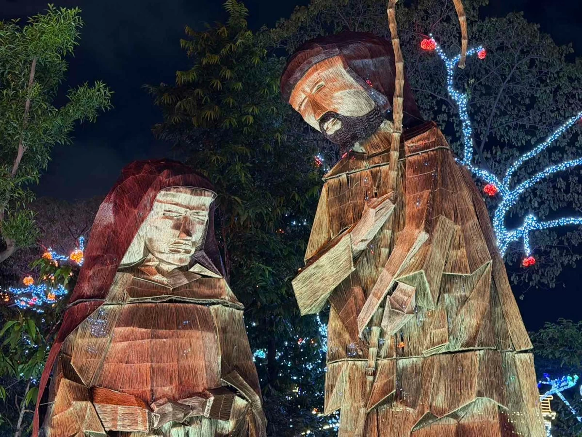 These reimagined nativity statues of Mary and Joseph are centerpiece installations at Liwanag Park. Designed by Meralco’s in-house team of engineers and creatives, the displays often utilize recyclable materials to blend traditional holiday messages with modern sustainability.