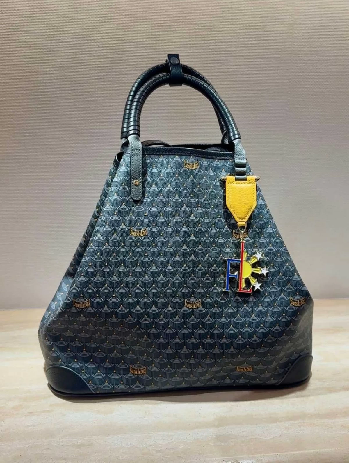 Limited-edition key holder inspired by the Philippine flag