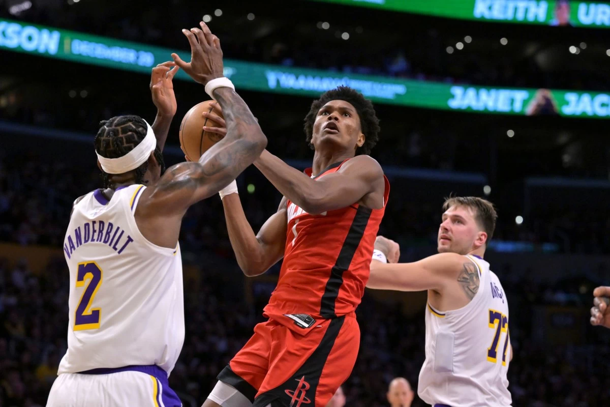 Houston Rockets guard Amen Thompson drives past Los Angeles Lakers forward Jarred Vanderbilt (2) and Lakers' guard Luka Doncic for a basket during the first half of an NBA basketball game, Thursday, Dec. 25, 2025, in Los Angeles. (AP Photo/Jayne Kamin-Oncea)