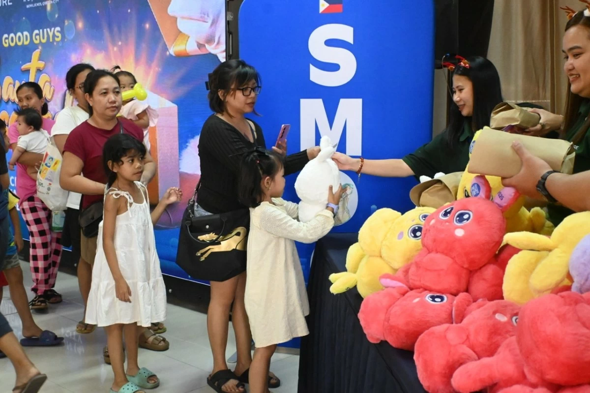 Children with their families from Barangay Nagkaisang Nayon, the community where Hill Residences’ located, received toys and grocery packs to take home for the holidays.
