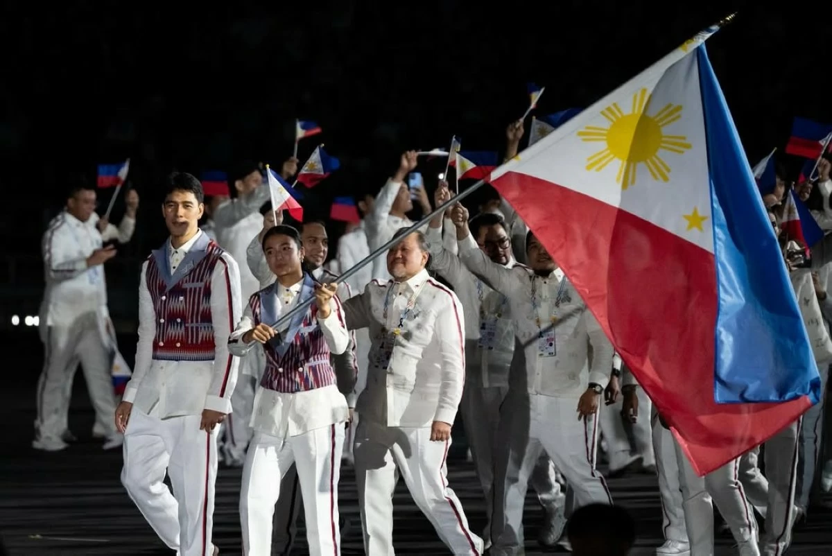 Alex Eala leading the Philippine team at SEA Games 2025 opening ceremony