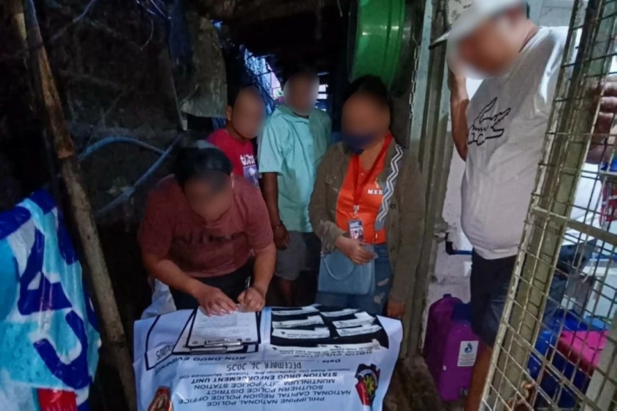 Muntinlupa police with the suspects during the operation (Photo from Muntinlupa police / SPD) 