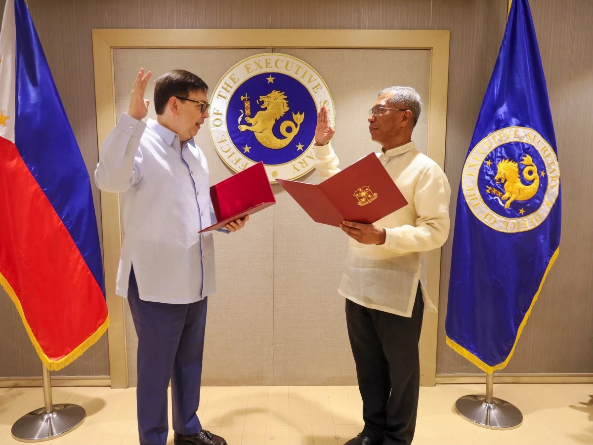 Executive Secretary Ralph Recto administers the oath of office to Police General Nicolas Torre III as the new general manager of the Metropolitan Manila Development Authority (MMDA) on Dec. 26, 2025. (OES)