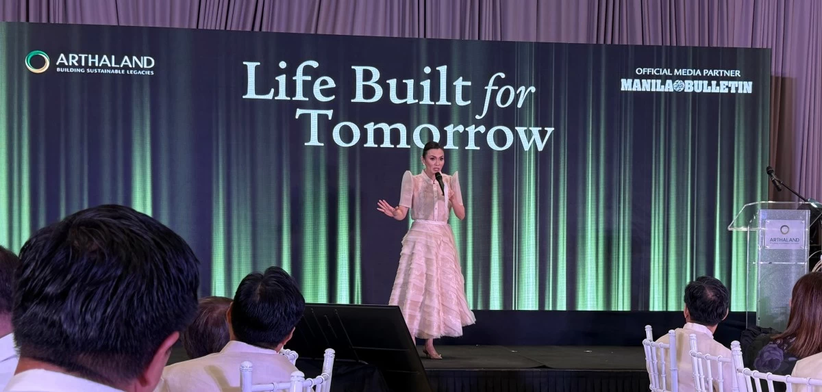 Host Issa Litton welcoming Arthaland’s guests; and the Manila Bulletin being recognized as official media partner. 