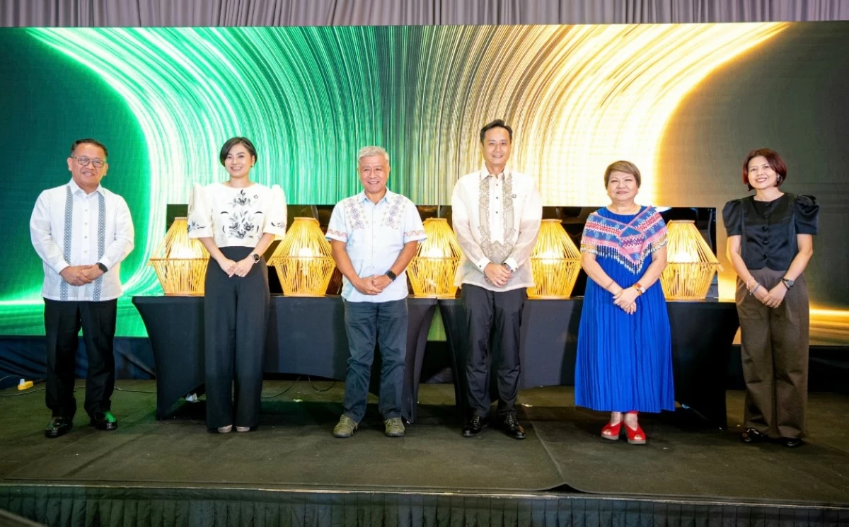 At Arthaland’s Project BEAM ceremonial bamboo lighting; (L-R) Cong. Jose Manuel Alba, Arthaland’s Head of Sustainability Kristina Samantha Pobre, Executive Vice-President Cornelio Mapa, Senior Vice-President and Chief Sustainability Officer Oliver Chan, Chona Ponce of the United Architects of the Philippines, and Manila Bulletin’s Irish Lorenzo. 