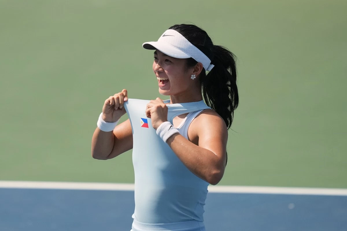 Philippine Eala Alexandra celebrates after defeating Thailand's M Sawangkaew at tennis the women's final at the Southeast Asian Games in Bangkok, Thailand, Thursday, Dec. 18, 2025. (AP Photo/Achmad Ibrahim)