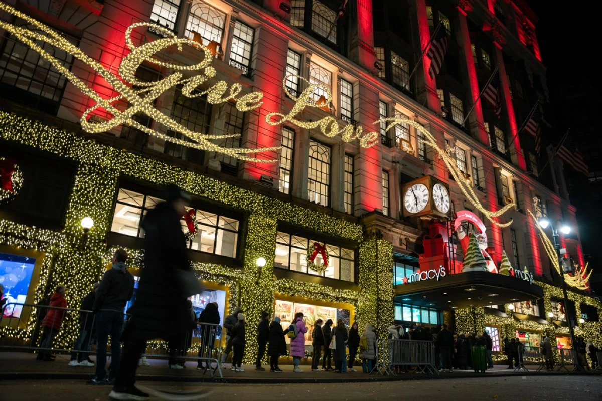 FILE - Shoppers wait in line to enter Macy's flagship store on Nov. 28, 2025 in New York. (AP Photo/Angelina Katsanis, File)