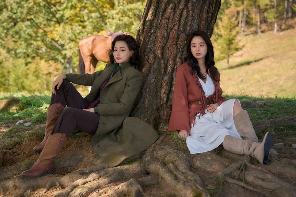 Lee Hanee and Bang Hyo-rin in 