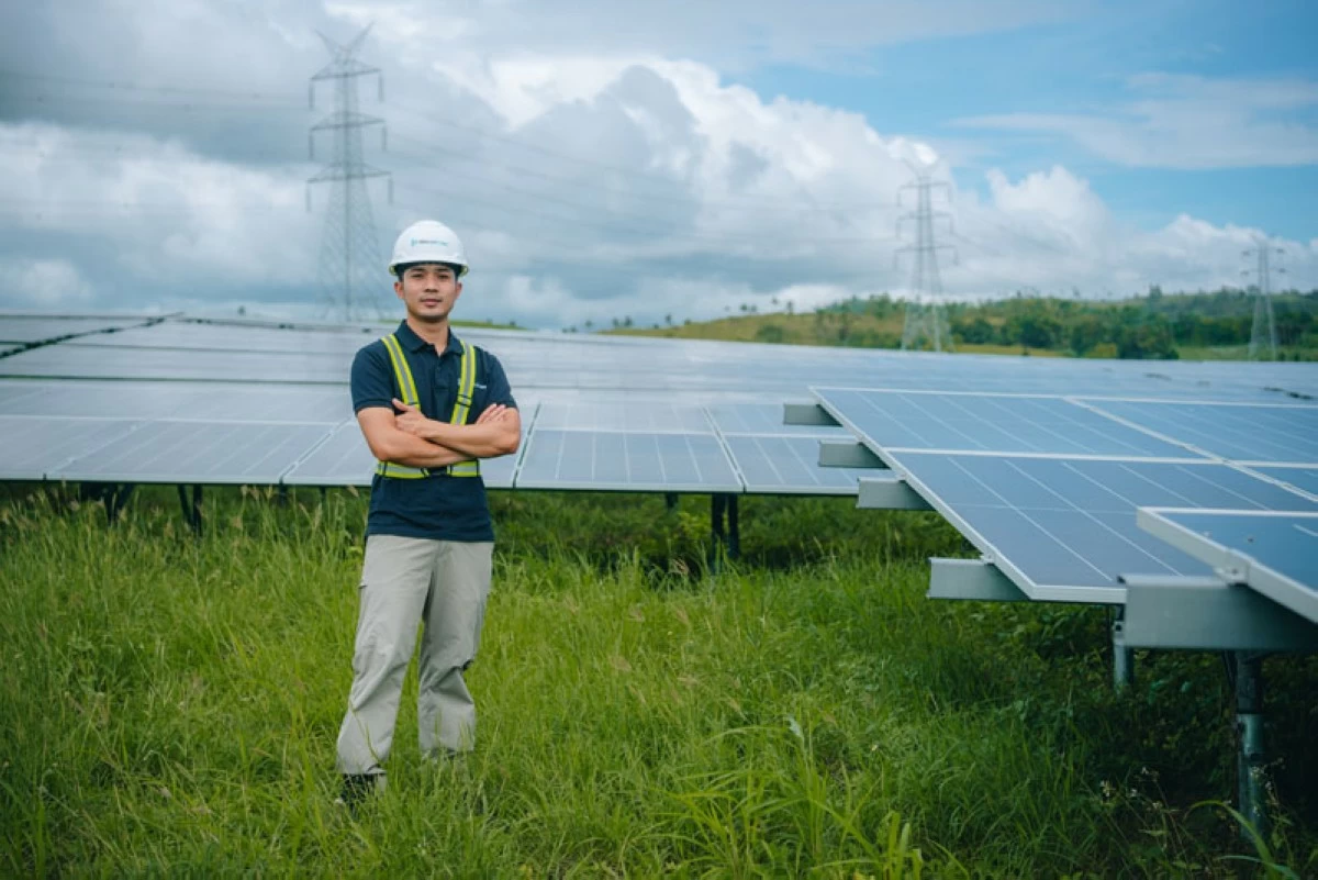King Joshua Arzadon will celebrate Christmas and New Year’s Day away from home in Benguet to fulfill his duties as Grid Supervisor at the SacaSun and Calatrava solar power plants in Negros Island. He believes that he’s contributing to a brighter future for his family and his country.