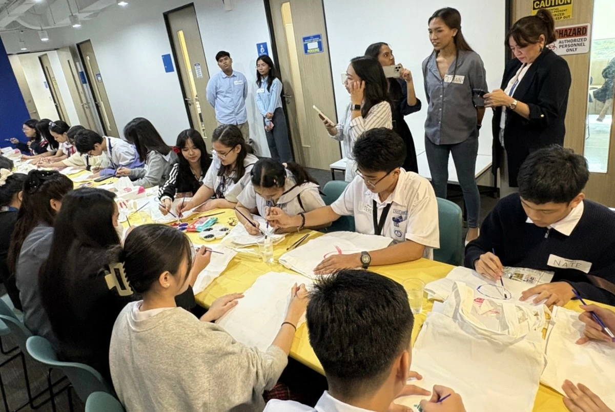 Ela Riva Reaviles facilitated Strokes of the Future, a bag-painting activity representing the students’ vision of a world where the fight against breast cancer is won.