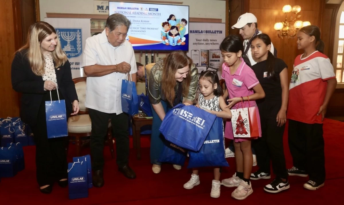 Israel Embassy Deputy Head of Mission Ester Buzgan, Manila Bulletin Publisher Herminio B. Coloma Jr., Ambassador Dana Kursh, and Manila City Mayor Francisco “Isko” Moreno Domagoso joyfully present gifts to the children.