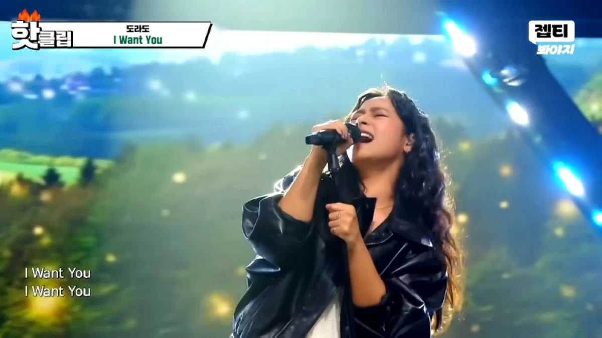 Filipino singer Gwyn Dorado singing 