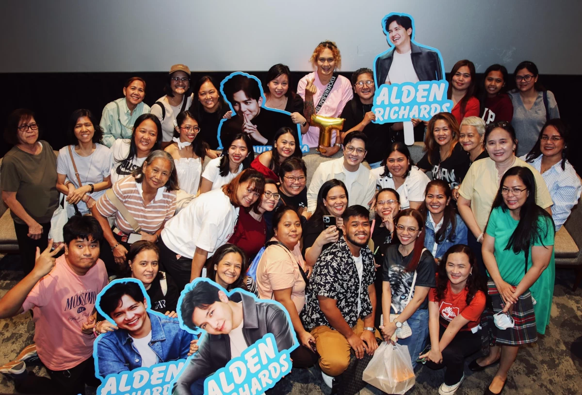 Actor Alden Richards poses with his fans at the media conference in Mandaluyong City.