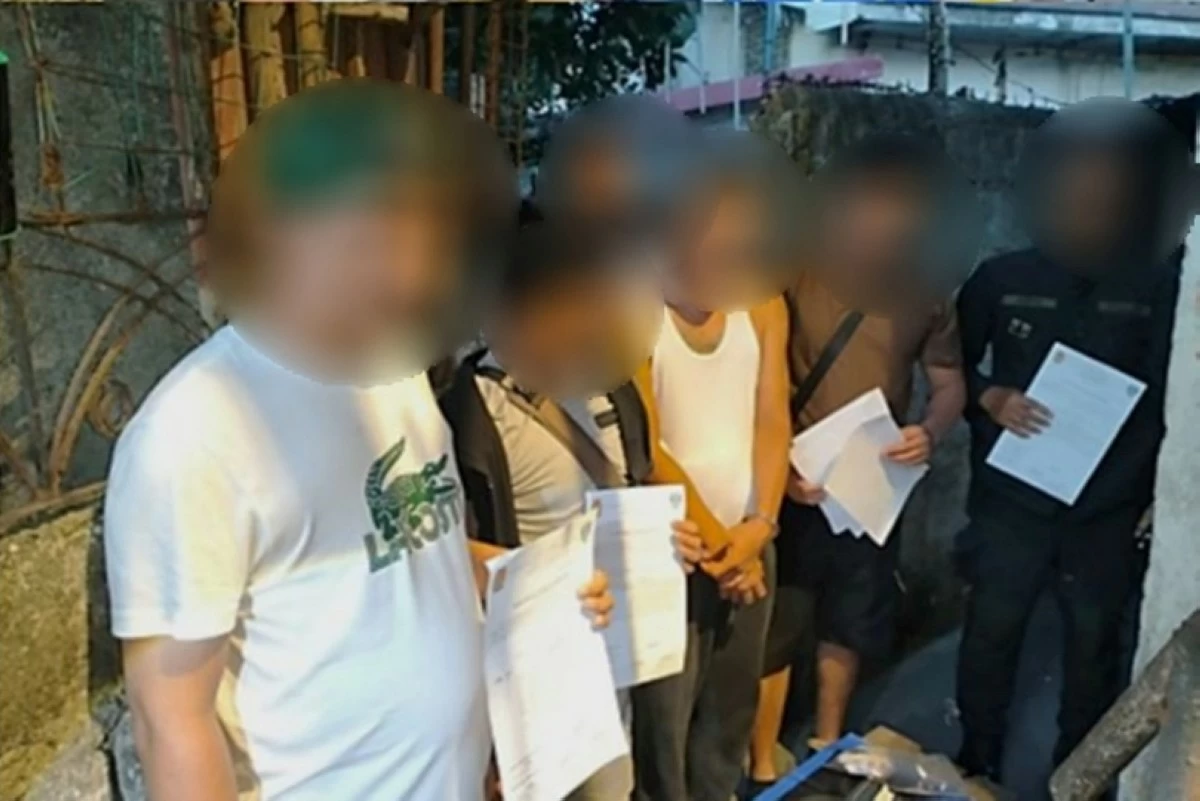 The police with the suspect in Taguig (Photo from SPD) 