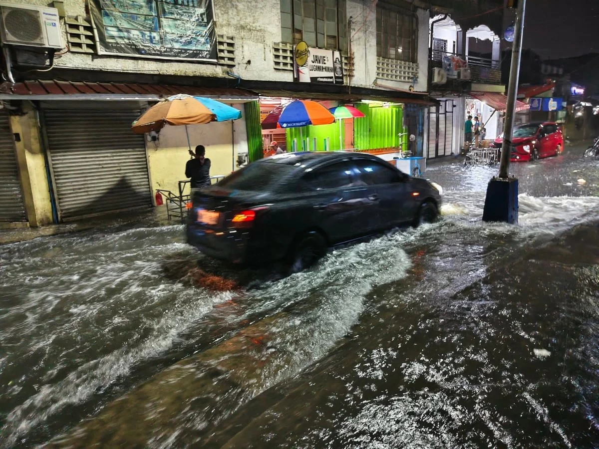 Instant beach on New Year?

LOOK: A brief but heavy downpour caused flooding along Maya-Maya Street, Barangay Longos, Malabon City on Thursday, January 1.

Despite the knee-deep water, children were seen making the most of the situation—playing and splashing in the flooded street as residents looked on.  (Photo by Hannah Nicol/MANILA BULLETIN)