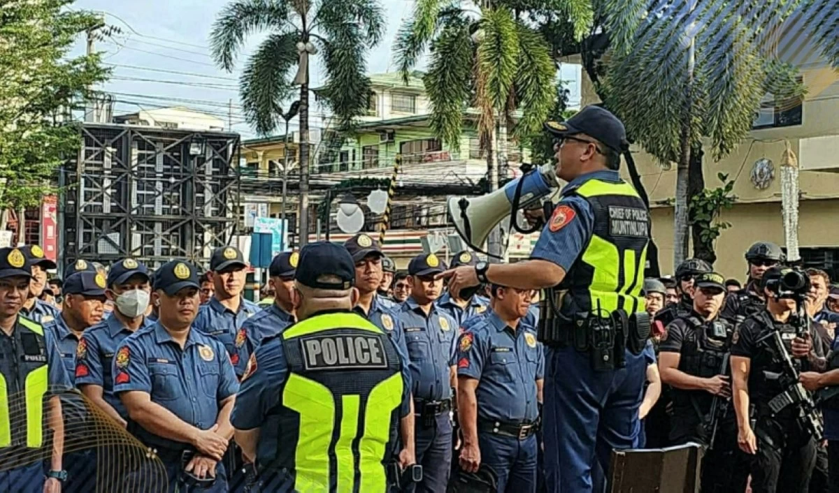 Col. Robert Domingo, Muntinlupa police chief, gives instructions to police officers on the operation against open pipe mufflers (Photo from the Muntinlupa police)
