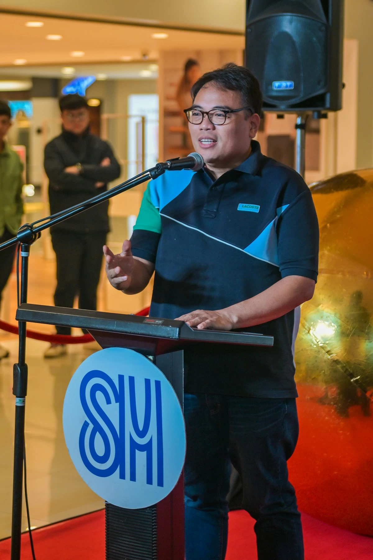 Through the integration of MMDA’s AI Traffic Management System, SM Supermalls transforms its digital directories into practical tools for smarter travel decisions. MMDA Chairman Atty. Romando “Don” Artes demonstrates the feed to guests.